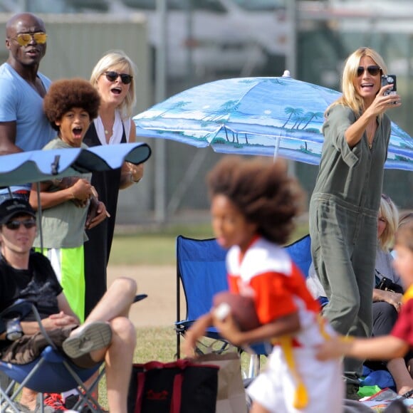 Heidi Klum et Seal se retrouvent pour soutenir leur fils Johan au Football à Los Angeles le 24 octobre 2015. La famille est réuni au grand complet pour soutenir le petit sportif. Leni, Henry et Lou sont aussi de la partie. Seal est venu avec sa compagne Erica Packer qui est enceinte.  Please Pixelate children face prior to publication Former couple Heidi Klum and Seal come together to watch their son, Johan's football game in Brentwood, California on October 24, 2015. The pair were joined by their other kids Leni, Henry and Lou. Seal's pregnant girlfriend Erica Packer also joined the family outing.24/10/2015 - Los Angeles