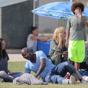 Heidi Klum et Seal se retrouvent pour soutenir leur fils Johan au Football à Los Angeles le 24 octobre 2015. La famille est réuni au grand complet pour soutenir le petit sportif. Leni, Henry et Lou sont aussi de la partie. Seal est venu avec sa compagne Erica Packer qui est enceinte.  Please Pixelate children face prior to publication Former couple Heidi Klum and Seal come together to watch their son, Johan's football game in Brentwood, California on October 24, 2015. The pair were joined by their other kids Leni, Henry and Lou. Seal's pregnant girlfriend Erica Packer also joined the family outing.24/10/2015 - Los Angeles