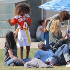 Heidi Klum et Seal se retrouvent pour soutenir leur fils Johan au Football à Los Angeles le 24 octobre 2015. La famille est réuni au grand complet pour soutenir le petit sportif. Leni, Henry et Lou sont aussi de la partie. Seal est venu avec sa compagne Erica Packer qui est enceinte.  Please Pixelate children face prior to publication Former couple Heidi Klum and Seal come together to watch their son, Johan's football game in Brentwood, California on October 24, 2015. The pair were joined by their other kids Leni, Henry and Lou. Seal's pregnant girlfriend Erica Packer also joined the family outing.24/10/2015 - Los Angeles