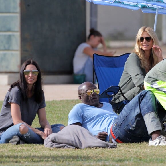 Heidi Klum et Seal se retrouvent pour soutenir leur fils Johan au Football à Los Angeles le 24 octobre 2015. La famille est réuni au grand complet pour soutenir le petit sportif. Leni, Henry et Lou sont aussi de la partie. Seal est venu avec sa compagne Erica Packer qui est enceinte.  Please Pixelate children face prior to publication Former couple Heidi Klum and Seal come together to watch their son, Johan's football game in Brentwood, California on October 24, 2015. The pair were joined by their other kids Leni, Henry and Lou. Seal's pregnant girlfriend Erica Packer also joined the family outing.24/10/2015 - Los Angeles