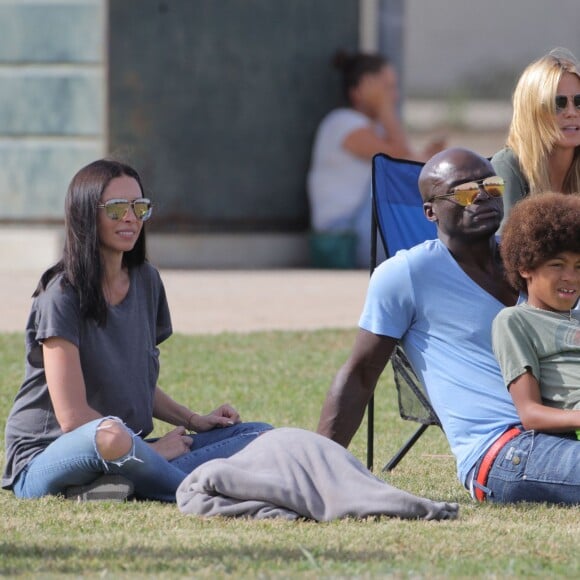 Heidi Klum et Seal se retrouvent pour soutenir leur fils Johan au Football à Los Angeles le 24 octobre 2015. La famille est réuni au grand complet pour soutenir le petit sportif. Leni, Henry et Lou sont aussi de la partie. Seal est venu avec sa compagne Erica Packer qui est enceinte.  Please Pixelate children face prior to publication Former couple Heidi Klum and Seal come together to watch their son, Johan's football game in Brentwood, California on October 24, 2015. The pair were joined by their other kids Leni, Henry and Lou. Seal's pregnant girlfriend Erica Packer also joined the family outing.24/10/2015 - Los Angeles