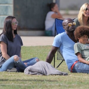 Heidi Klum et Seal se retrouvent pour soutenir leur fils Johan au Football à Los Angeles le 24 octobre 2015. La famille est réuni au grand complet pour soutenir le petit sportif. Leni, Henry et Lou sont aussi de la partie. Seal est venu avec sa compagne Erica Packer qui est enceinte.  Please Pixelate children face prior to publication Former couple Heidi Klum and Seal come together to watch their son, Johan's football game in Brentwood, California on October 24, 2015. The pair were joined by their other kids Leni, Henry and Lou. Seal's pregnant girlfriend Erica Packer also joined the family outing.24/10/2015 - Los Angeles