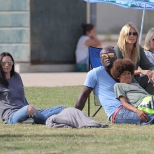 Heidi Klum et Seal se retrouvent pour soutenir leur fils Johan au Football à Los Angeles le 24 octobre 2015. La famille est réuni au grand complet pour soutenir le petit sportif. Leni, Henry et Lou sont aussi de la partie. Seal est venu avec sa compagne Erica Packer qui est enceinte.  Please Pixelate children face prior to publication Former couple Heidi Klum and Seal come together to watch their son, Johan's football game in Brentwood, California on October 24, 2015. The pair were joined by their other kids Leni, Henry and Lou. Seal's pregnant girlfriend Erica Packer also joined the family outing.24/10/2015 - Los Angeles