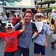 Noah Galloway et deux de ses enfants à Disney / photo postée sur Instagram.