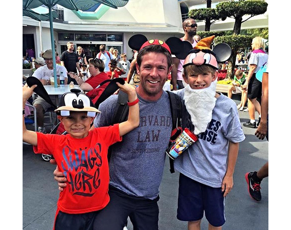 Noah Galloway et deux de ses enfants à Disney / photo postée sur Instagram.