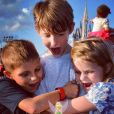 Les trois enfants de Noah Galloway à Disneyland / photo postée sur Instagram.