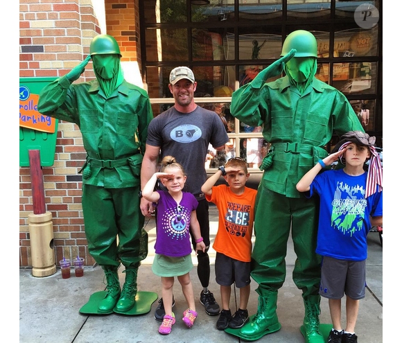 Noah Galloway et ses trois enfants à Disneyland / photo postée sur Instagram.
