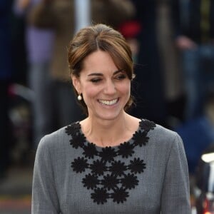 Kate Middleton, duchesse de Cambridge, en robe Orla Kiely, arrive à l'Hôtel de Ville d'Islington, dans le nord de Londres, pour une rencontre avec l'association Chance UK, le 27 octobre 2015.