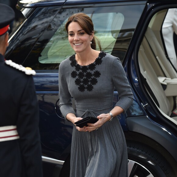 Kate Middleton, duchesse de Cambridge, en robe Orla Kiely, arrive à l'Hôtel de Ville d'Islington, dans le nord de Londres, pour une rencontre avec l'association Chance UK, le 27 octobre 2015.