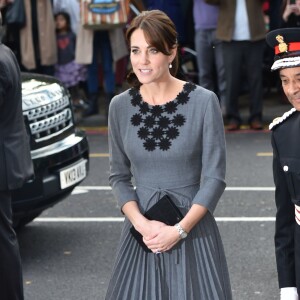 Kate Middleton, duchesse de Cambridge, en robe Orla Kiely, arrive à l'Hôtel de Ville d'Islington, dans le nord de Londres, pour une rencontre avec l'association Chance UK, le 27 octobre 2015.