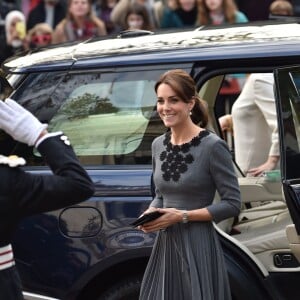 Kate Middleton, duchesse de Cambridge, en robe Orla Kiely, arrive à l'Hôtel de Ville d'Islington, dans le nord de Londres, pour une rencontre avec l'association Chance UK, le 27 octobre 2015.