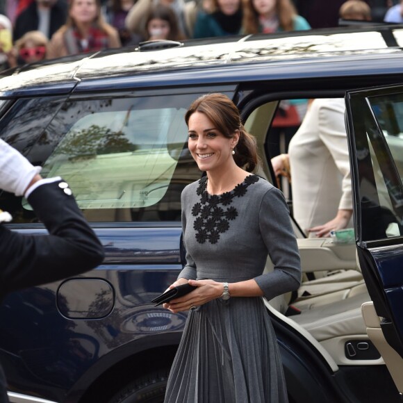 Kate Middleton, duchesse de Cambridge, en robe Orla Kiely, arrive à l'Hôtel de Ville d'Islington, dans le nord de Londres, pour une rencontre avec l'association Chance UK, le 27 octobre 2015.