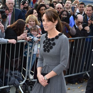 Kate Middleton, duchesse de Cambridge, en robe Orla Kiely, arrive à l'Hôtel de Ville d'Islington, dans le nord de Londres, pour une rencontre avec l'association Chance UK, le 27 octobre 2015.