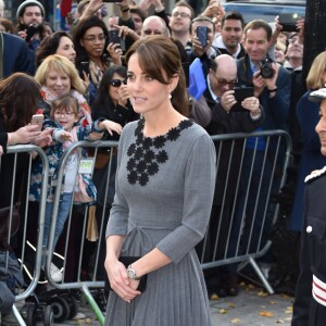 Kate Middleton, duchesse de Cambridge, en robe Orla Kiely, arrive à l'Hôtel de Ville d'Islington, dans le nord de Londres, pour une rencontre avec l'association Chance UK, le 27 octobre 2015.