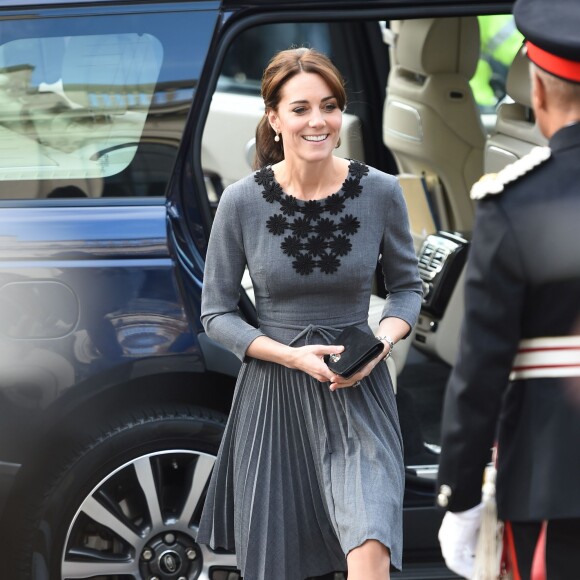 Kate Middleton, duchesse de Cambridge, en robe Orla Kiely, arrive à l'Hôtel de Ville d'Islington, dans le nord de Londres, pour une rencontre avec l'association Chance UK, le 27 octobre 2015.