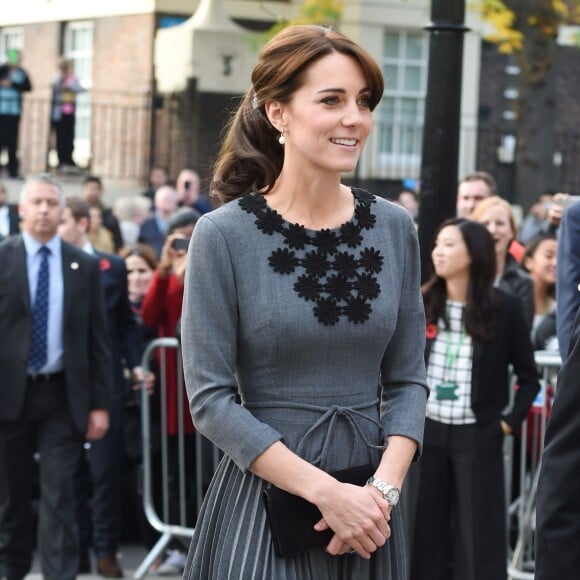 Kate Middleton, duchesse de Cambridge, en robe Orla Kiely, arrive à l'Hôtel de Ville d'Islington, dans le nord de Londres, pour une rencontre avec l'association Chance UK, le 27 octobre 2015.