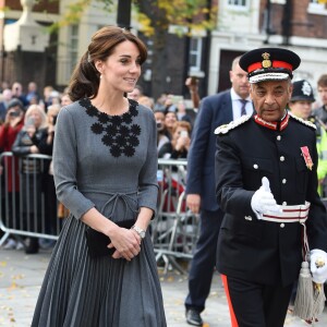 Kate Middleton, duchesse de Cambridge, en robe Orla Kiely, arrive à l'Hôtel de Ville d'Islington, dans le nord de Londres, pour une rencontre avec l'association Chance UK, le 27 octobre 2015.