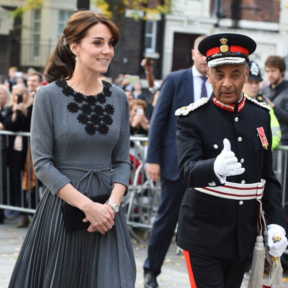 Kate Middleton, duchesse de Cambridge, en robe Orla Kiely, arrive à l'Hôtel de Ville d'Islington, dans le nord de Londres, pour une rencontre avec l'association Chance UK, le 27 octobre 2015.