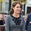 Kate Middleton, duchesse de Cambridge, en robe Orla Kiely, arrive à l'Hôtel de Ville d'Islington, dans le nord de Londres, pour une rencontre avec l'association Chance UK, le 27 octobre 2015.