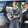 Kate Middleton, duchesse de Cambridge, en robe Orla Kiely, arrive à l'Hôtel de Ville d'Islington, dans le nord de Londres, pour une rencontre avec l'association Chance UK, le 27 octobre 2015.