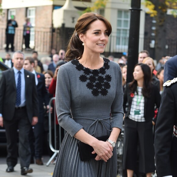 Kate Middleton, duchesse de Cambridge, en robe Orla Kiely, arrive à l'Hôtel de Ville d'Islington, dans le nord de Londres, pour une rencontre avec l'association Chance UK, le 27 octobre 2015.