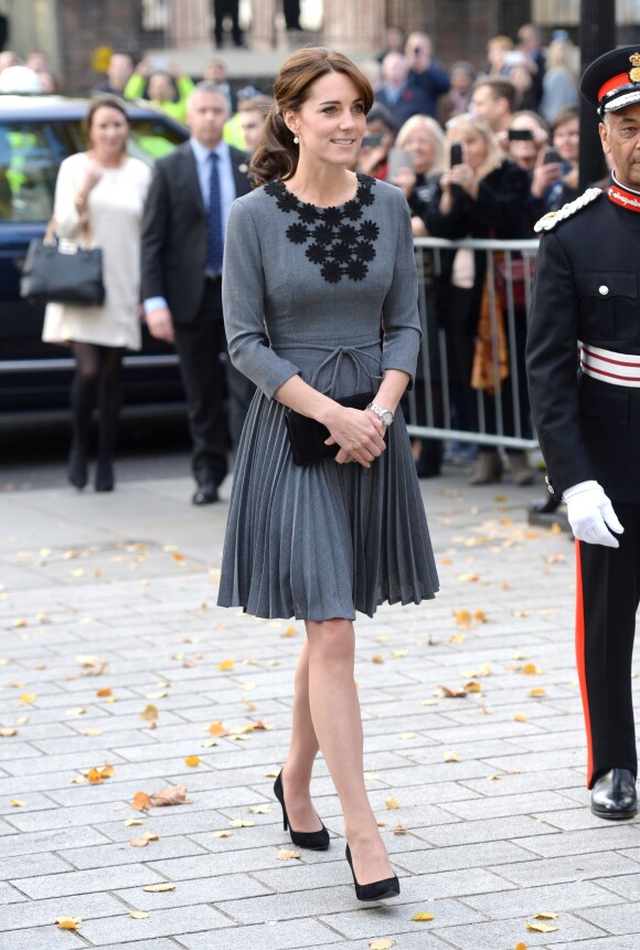 La duchesse Catherine de Cambridge, en robe Orla Kiely, à l'Hôtel de Ville d'Islington, dans le nord de Londres, pour une rencontre avec l'association Chance UK, le 27 octobre 2015.