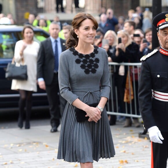 La duchesse Catherine de Cambridge, en robe Orla Kiely, à l'Hôtel de Ville d'Islington, dans le nord de Londres, pour une rencontre avec l'association Chance UK, le 27 octobre 2015.