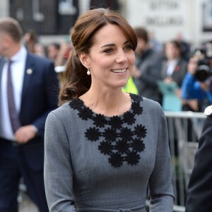 La duchesse Catherine de Cambridge, en robe Orla Kiely, à l'Hôtel de Ville d'Islington, dans le nord de Londres, pour une rencontre avec l'association Chance UK, le 27 octobre 2015.