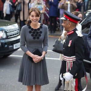 La duchesse Catherine de Cambridge, en robe Orla Kiely, à l'Hôtel de Ville d'Islington, dans le nord de Londres, pour une rencontre avec l'association Chance UK, le 27 octobre 2015.