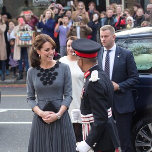 La duchesse Catherine de Cambridge, en robe Orla Kiely, à l'Hôtel de Ville d'Islington, dans le nord de Londres, pour une rencontre avec l'association Chance UK, le 27 octobre 2015.