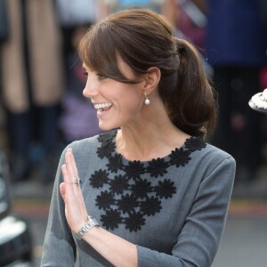 La duchesse Catherine de Cambridge, en robe Orla Kiely, à l'Hôtel de Ville d'Islington, dans le nord de Londres, pour une rencontre avec l'association Chance UK, le 27 octobre 2015.