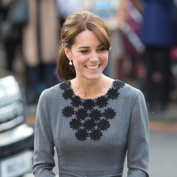 La duchesse Catherine de Cambridge, en robe Orla Kiely, à l'Hôtel de Ville d'Islington, dans le nord de Londres, pour une rencontre avec l'association Chance UK, le 27 octobre 2015.