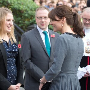 La duchesse Catherine de Cambridge, en robe Orla Kiely, à l'Hôtel de Ville d'Islington, dans le nord de Londres, pour une rencontre avec l'association Chance UK, le 27 octobre 2015.