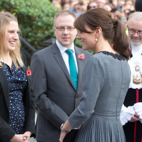 La duchesse Catherine de Cambridge, en robe Orla Kiely, à l'Hôtel de Ville d'Islington, dans le nord de Londres, pour une rencontre avec l'association Chance UK, le 27 octobre 2015.