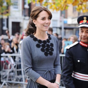 La duchesse Catherine de Cambridge, en robe Orla Kiely, à l'Hôtel de Ville d'Islington, dans le nord de Londres, pour une rencontre avec l'association Chance UK, le 27 octobre 2015.