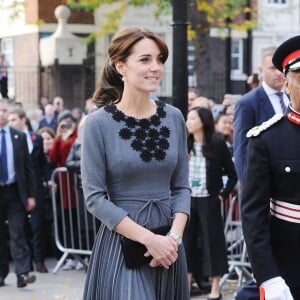 La duchesse Catherine de Cambridge, en robe Orla Kiely, à l'Hôtel de Ville d'Islington, dans le nord de Londres, pour une rencontre avec l'association Chance UK, le 27 octobre 2015.