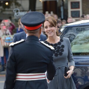 La duchesse Catherine de Cambridge, en robe Orla Kiely, à l'Hôtel de Ville d'Islington, dans le nord de Londres, pour une rencontre avec l'association Chance UK, le 27 octobre 2015.