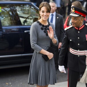 La duchesse Catherine de Cambridge, en robe Orla Kiely, à l'Hôtel de Ville d'Islington, dans le nord de Londres, pour une rencontre avec l'association Chance UK, le 27 octobre 2015.