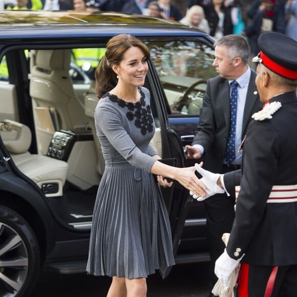 La duchesse Catherine de Cambridge, en robe Orla Kiely, à l'Hôtel de Ville d'Islington, dans le nord de Londres, pour une rencontre avec l'association Chance UK, le 27 octobre 2015.