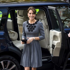 La duchesse Catherine de Cambridge, en robe Orla Kiely, à l'Hôtel de Ville d'Islington, dans le nord de Londres, pour une rencontre avec l'association Chance UK, le 27 octobre 2015.