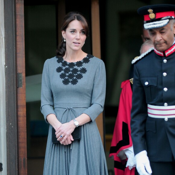 La duchesse Catherine de Cambridge, en robe Orla Kiely, à l'Hôtel de Ville d'Islington, dans le nord de Londres, pour une rencontre avec l'association Chance UK, le 27 octobre 2015.