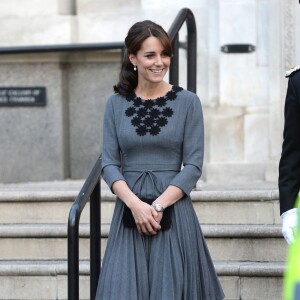 La duchesse Catherine de Cambridge, en robe Orla Kiely, à l'Hôtel de Ville d'Islington, dans le nord de Londres, pour une rencontre avec l'association Chance UK, le 27 octobre 2015.