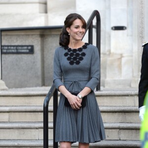 La duchesse Catherine de Cambridge, en robe Orla Kiely, à l'Hôtel de Ville d'Islington, dans le nord de Londres, pour une rencontre avec l'association Chance UK, le 27 octobre 2015.