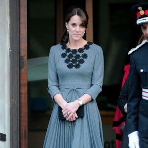 La duchesse Catherine de Cambridge, en robe Orla Kiely, à l'Hôtel de Ville d'Islington, dans le nord de Londres, pour une rencontre avec l'association Chance UK, le 27 octobre 2015.