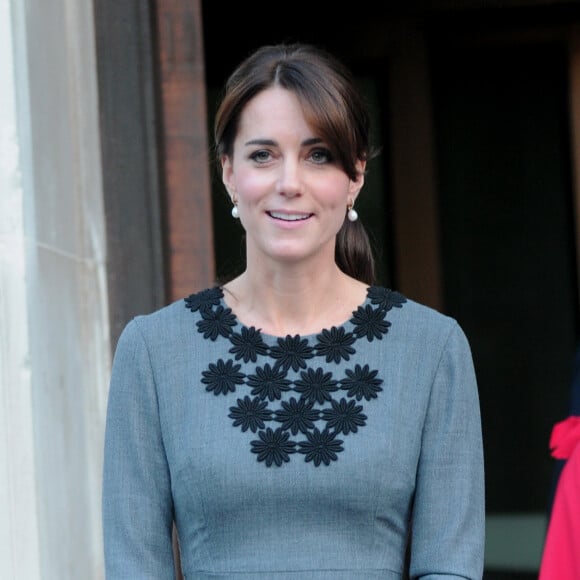 La duchesse Catherine de Cambridge, en robe Orla Kiely, à l'Hôtel de Ville d'Islington, dans le nord de Londres, pour une rencontre avec l'association Chance UK, le 27 octobre 2015.