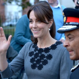 La duchesse Catherine de Cambridge, en robe Orla Kiely, à l'Hôtel de Ville d'Islington, dans le nord de Londres, pour une rencontre avec l'association Chance UK, le 27 octobre 2015.