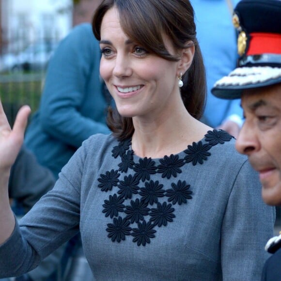 La duchesse Catherine de Cambridge, en robe Orla Kiely, à l'Hôtel de Ville d'Islington, dans le nord de Londres, pour une rencontre avec l'association Chance UK, le 27 octobre 2015.