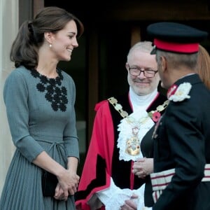 La duchesse Catherine de Cambridge, en robe Orla Kiely, à l'Hôtel de Ville d'Islington, dans le nord de Londres, pour une rencontre avec l'association Chance UK, le 27 octobre 2015.