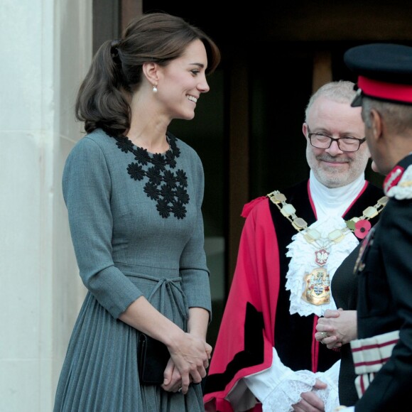 La duchesse Catherine de Cambridge, en robe Orla Kiely, à l'Hôtel de Ville d'Islington, dans le nord de Londres, pour une rencontre avec l'association Chance UK, le 27 octobre 2015.