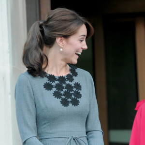 La duchesse Catherine de Cambridge, en robe Orla Kiely, à l'Hôtel de Ville d'Islington, dans le nord de Londres, pour une rencontre avec l'association Chance UK, le 27 octobre 2015.